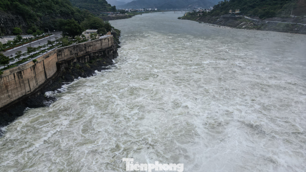 Nước từ đập thủy điện Hòa Bình xả ra sẽ chảy theo dòng sông Đà và tiếp tục hành trình đến các tỉnh, thành phố hạ lưu.