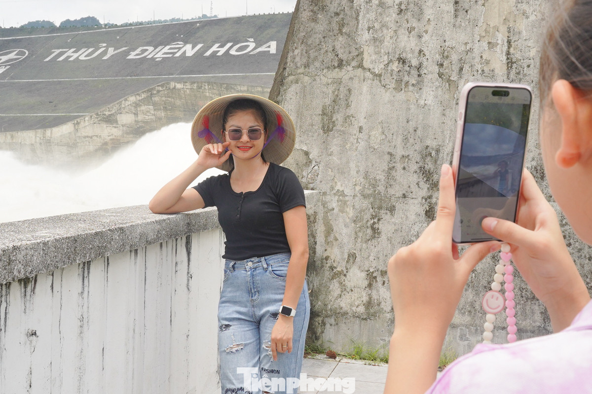 Người dân thích thú ngắm cảnh nước chảy, chụp ảnh lưu lại khoảnh khắc đặc biệt.