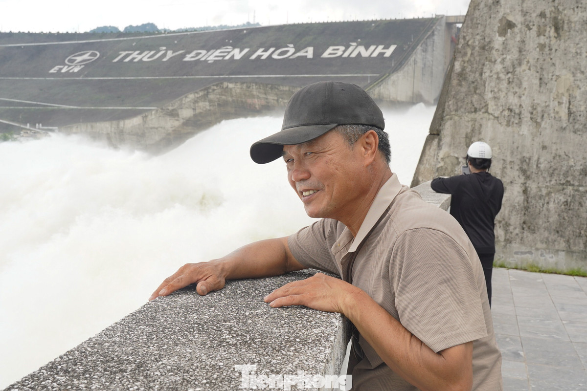 Người dân thích thú ngắm cảnh nước chảy, chụp ảnh lưu lại khoảnh khắc đặc biệt.