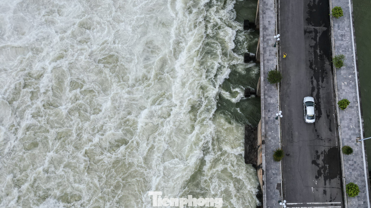 Dòng nước cuộn chảy qua những ghềnh đá, tạo nên những bọt nước trắng xóa như tuyết.