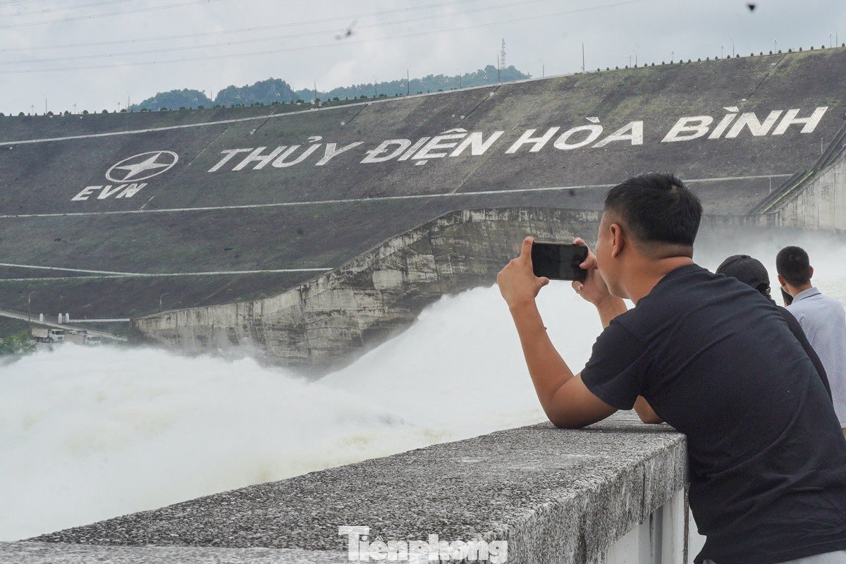 Nhiều người đến đập thủy điện Hoà Bình chụp ảnh, ngắm cảnh.