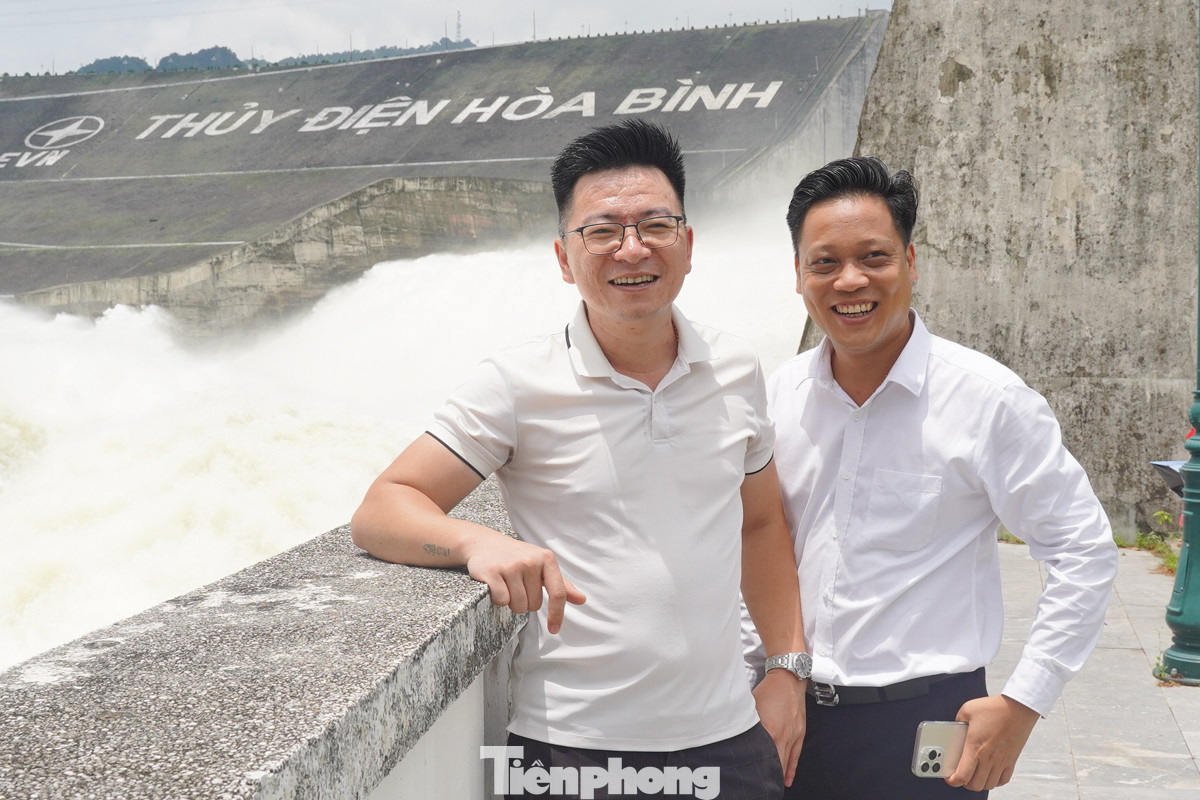 Nghe tin xả lũ, anh Mạnh liền sắp xếp thời gian đến nhà máy Thuỷ điện Hoà Bình để xem. "Thật sự rất cảm xúc. Từ bé đến lớn mình luôn ấn tượng với cảnh dòng nước cuồn cuộn như thế này. Rất hào hùng và hoành tráng", anh Lê Văn Mạnh (bên phải) chia sẻ.