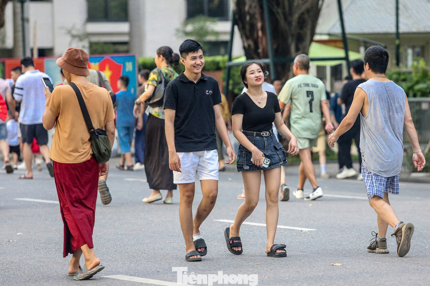 Dưới tiết trời thu mát mẻ, một số cặp đôi đã chọn cách tản bộ và thưởng ngoạn vẻ đẹp phố phường Hà Nội.
