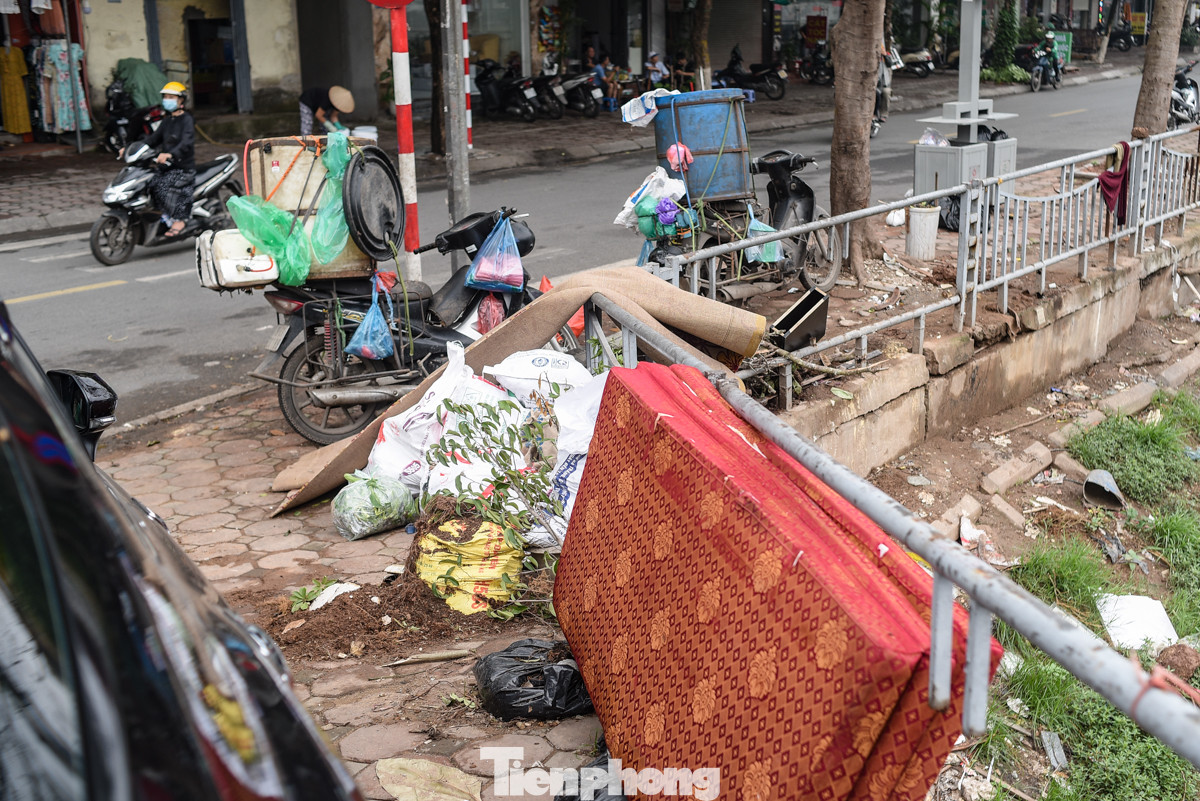 Nhiều vật dụng của gia đình không sử dụng như chiếu, chăn, nệm, rác thải sinh hoạt... cũng được vứt bừa bãi trên vỉa hè.