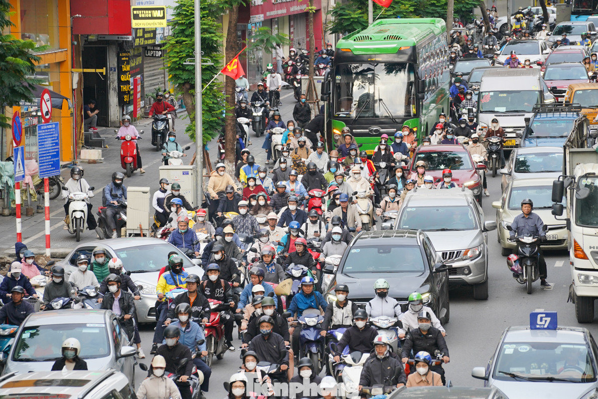 Anh Nguyễn Minh Hoàng (quận Cầu Giấy) cho biết: "Trời chuyển lạnh nên tôi dậy muộn đi làm trễ nên "dích" tắc, tôi đi từ nhà đến đến chỗ làm ở Hoàng Quốc Việt có hơn 3km mà mất gần 40 phút", anh Hoàng nói thêm.