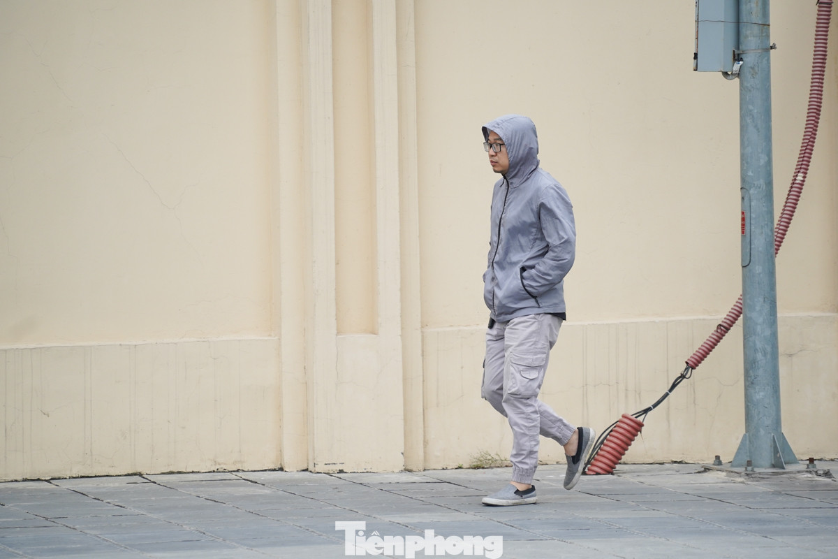 Theo Trung tâm dự báo khí tượng thủy văn quốc gia, thời tiết Hà Nội 3 ngày tới (28-30/10), do ảnh hưởng của không khí lạnh tăng cường nên khu vực có mưa rào, trời lạnh, sau không mưa tăng nhiệt nhẹ.