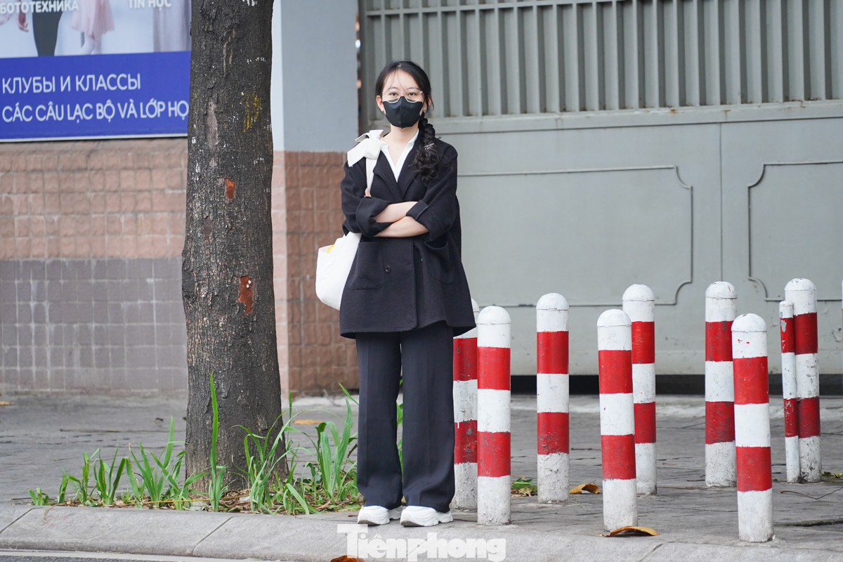 Chị Lê Kim Ngân (quận Ba Đình) cho biết, dù đã chuẩn bị áo khoác mỏng nhưng vẫn cảm thấy lạnh do nhiệt độ giảm nhanh.