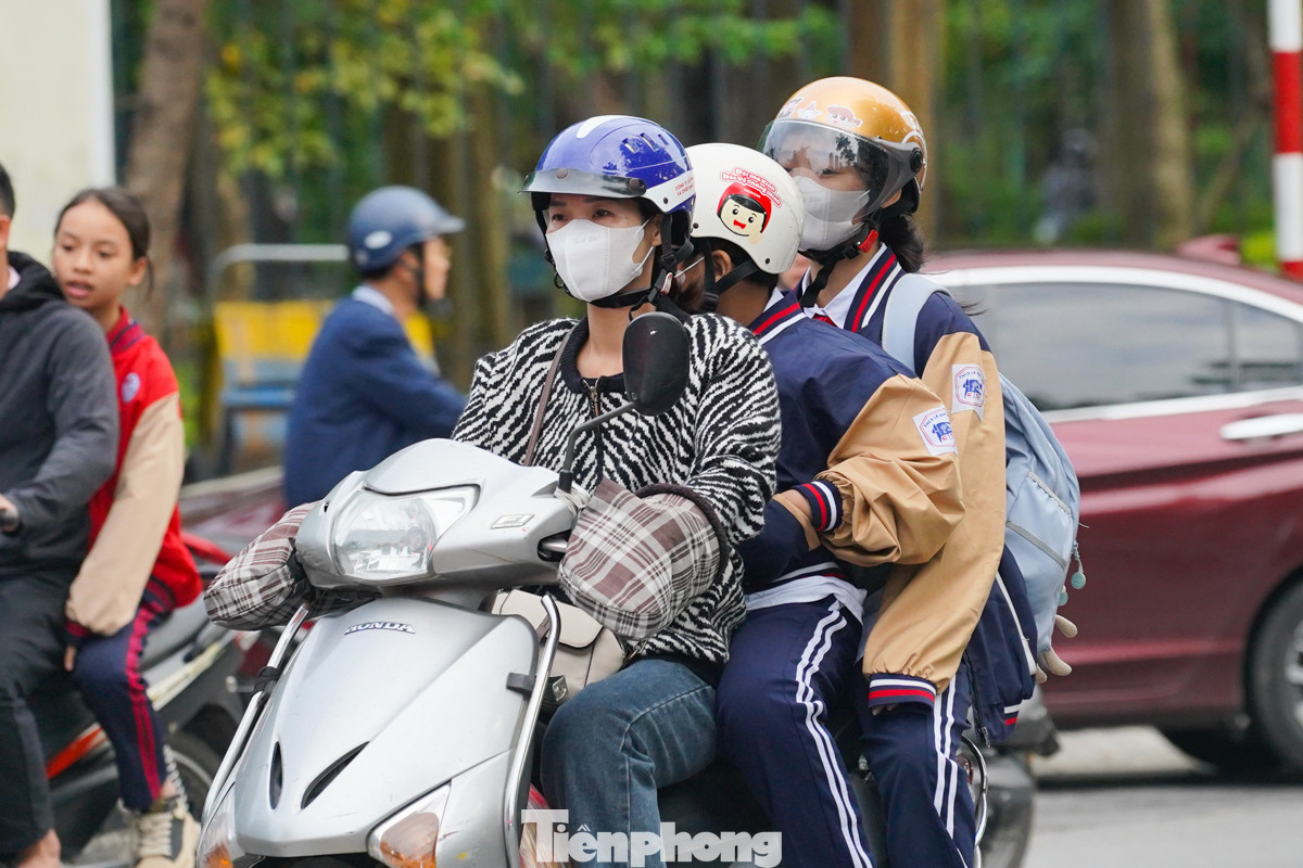 Sáng nay (28/10), không khí lạnh tiếp tục ảnh hưởng tại Hà Nội, nhiệt độ giảm xuống mức 18 - 21 độ C.