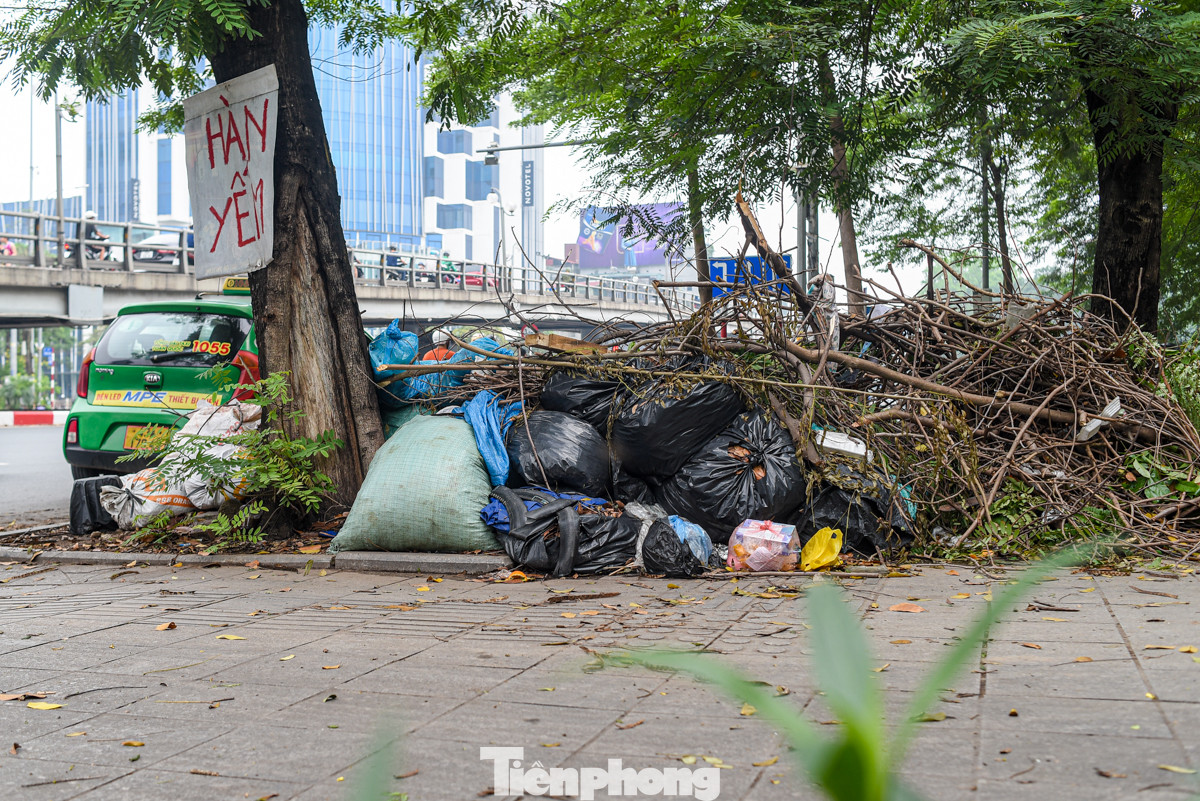 Tình trạng diễn ra tương tự tại đường Tây Sơn (phía trước Đại học Thuỷ Lợi).