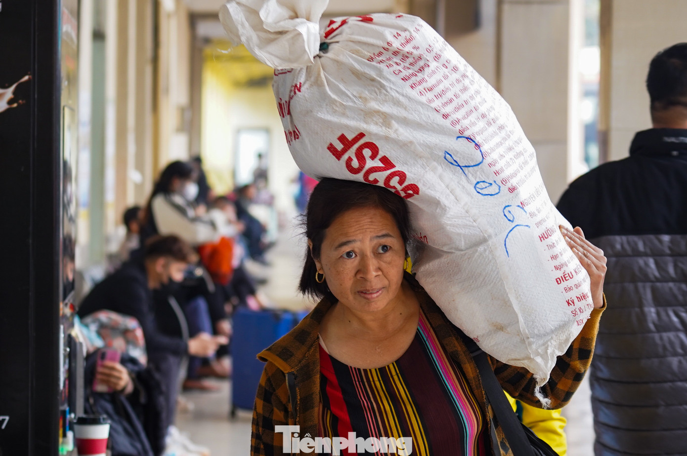 Tại bến xe Mỹ Đình, nhiều tuyến xe đi các tỉnh Quảng Ninh, Bắc Giang, Lào Cai... luôn trong tình trạng đông đúc, chật kín người và xe. Tại bến xe Mỹ Đình, nhiều tuyến xe đi các tỉnh Quảng Ninh, Bắc Giang, Lào Cai... luôn trong tình trạng đông đúc, chật kín người và xe.