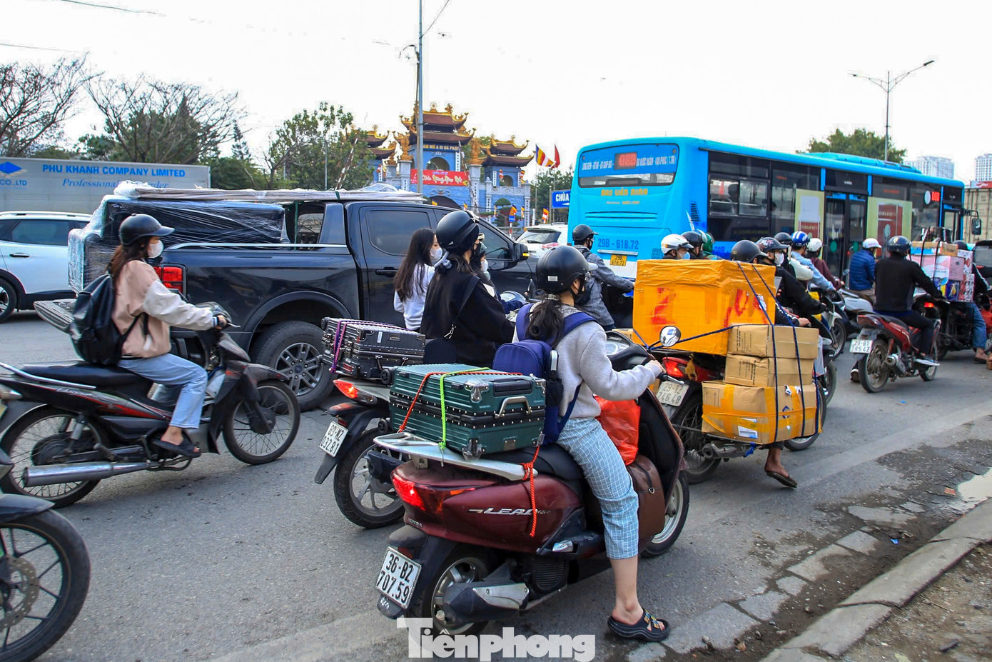 Lượng phương tiện gia tăng đột biến trong chiều 25 Tết khiến tình trạng ùn tắc kéo dài trên nhiều tuyến đường. Lượng phương tiện gia tăng đột biến trong chiều 25 Tết khiến tình trạng ùn tắc kéo dài trên nhiều tuyến đường.