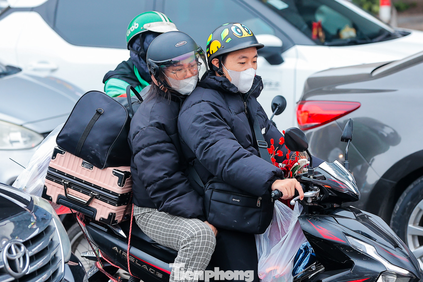 Người dân tại các tỉnh ven Hà Nội như Hà Nam, Nam Định đi xe máy theo quốc lộ 1 (cũ) về quê nghỉ Tết, mang theo lỉnh kỉnh đồ đạc. Người dân tại các tỉnh ven Hà Nội như Hà Nam, Nam Định đi xe máy theo quốc lộ 1 (cũ) về quê nghỉ Tết, mang theo lỉnh kỉnh đồ đạc.