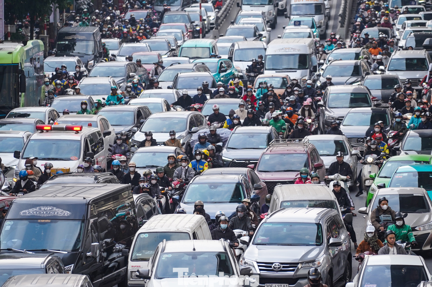 Đường Trường Chinh chật kín, các phương tiện di chuyển lộn xộn. Đường Trường Chinh chật kín, các phương tiện di chuyển lộn xộn.