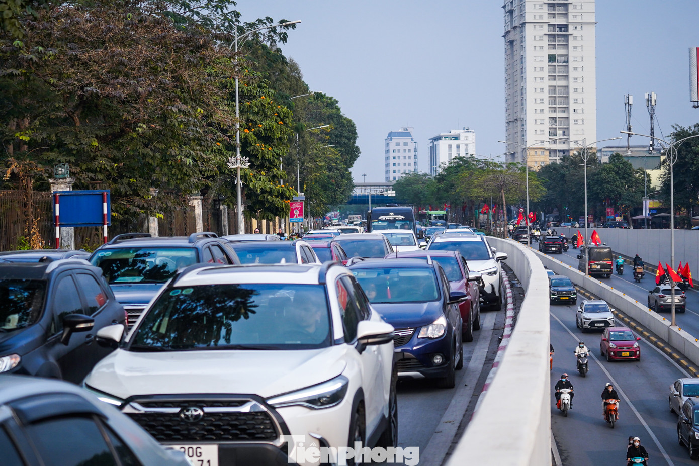 Chiều 24/1 (tức 25 tháng Chạp Âm lịch), người dân Thủ đô đã kết thúc ngày làm việc cuối cùng trước khi bước vào kỳ nghỉ Tết kéo dài 9 ngày. Theo quan sát, từ đầu giờ chiều, đường phố Hà Nội bắt đầu xảy ra tình trạng ùn tắc, người dân đi lại khó khăn. Chiều 24/1 (tức 25 tháng Chạp Âm lịch), người dân Thủ đô đã kết thúc ngày làm việc cuối cùng trước khi bước vào kỳ nghỉ Tết kéo dài 9 ngày. Theo quan sát, từ đầu giờ chiều, đường phố Hà Nội bắt đầu xảy ra tình trạng ùn tắc, người dân đi lại khó khăn.