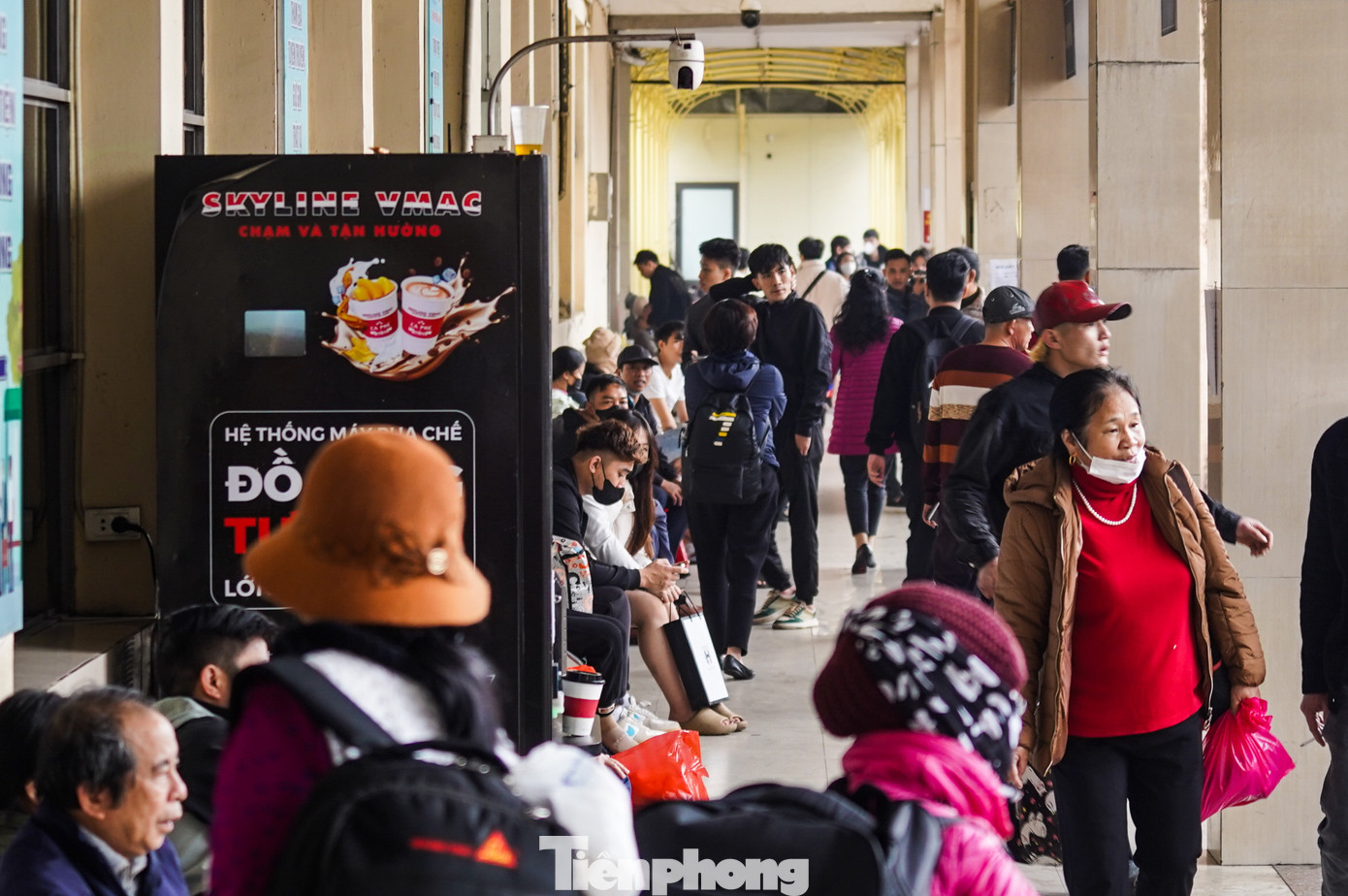 Tại bến xe Mỹ Đình, sáng 24/1, người dân đã có mặt để mua vé về quê. Tại bến xe Mỹ Đình, sáng 24/1, người dân đã có mặt để mua vé về quê.