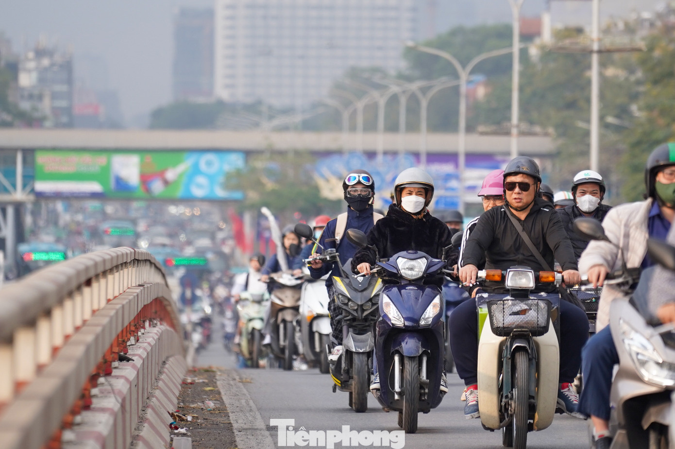 Khu vực cầu vượt ngã tư Giải Phóng - Trường Chinh lúc hơn 16h cũng đông nghịt phương tiện hướng về bến xe Nước Ngầm. Khu vực cầu vượt ngã tư Giải Phóng - Trường Chinh lúc hơn 16h cũng đông nghịt phương tiện hướng về bến xe Nước Ngầm.