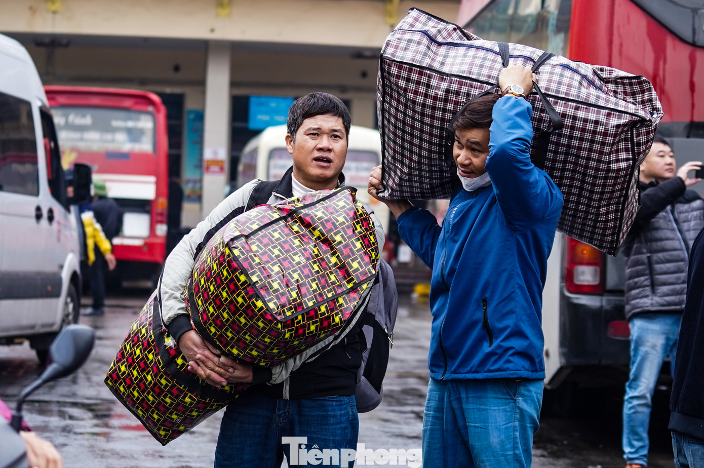 Từ trong các bến xe cho đến ngoài đường, rất đông người “tay xách nách mang” đồ đạc để chuẩn bị rời Thủ đô. Từ trong các bến xe cho đến ngoài đường, rất đông người “tay xách nách mang” đồ đạc để chuẩn bị rời Thủ đô.