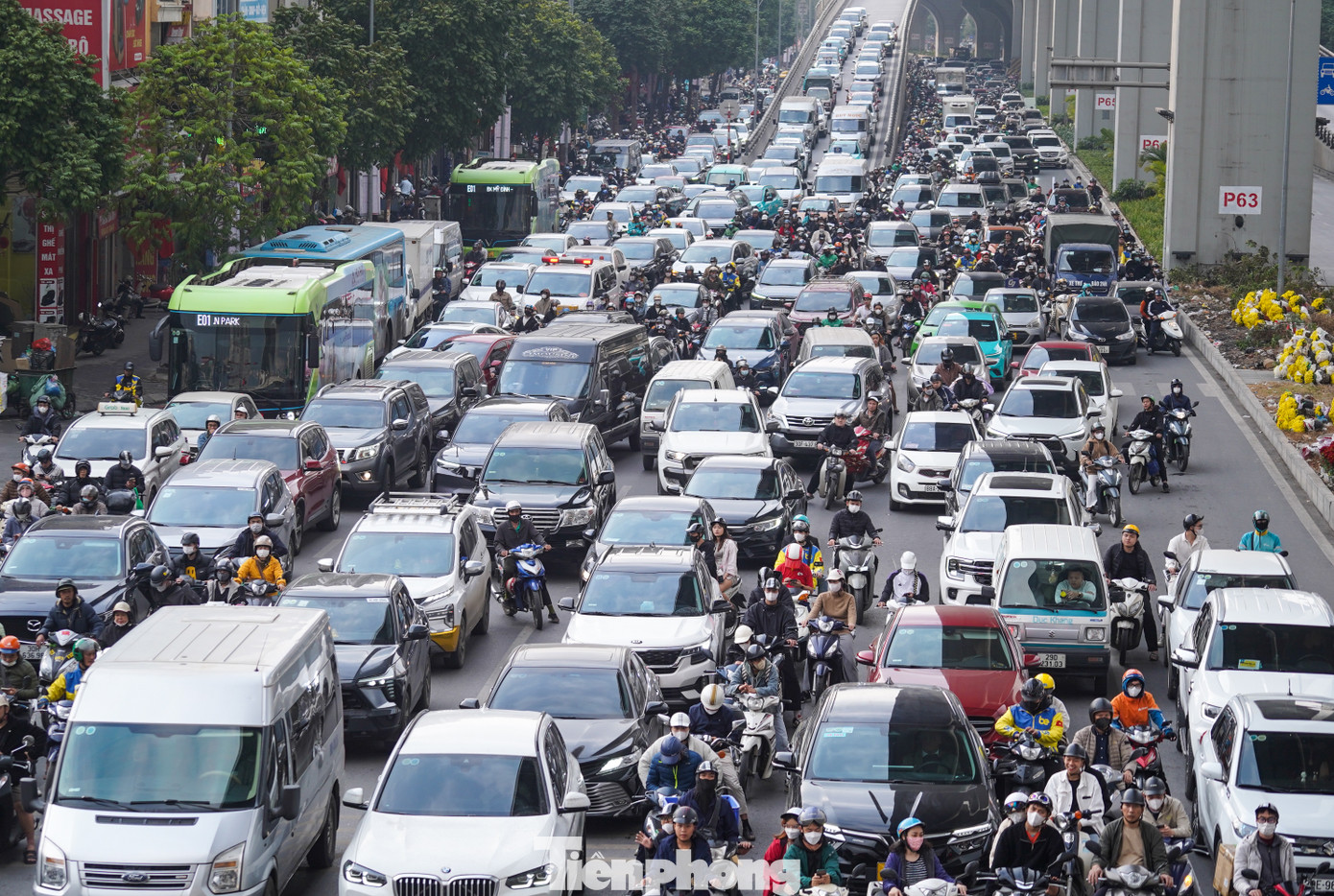 Tại khu vực đường Trường Chinh hướng về cửa ngõ phía Nam từ khoảng 16h lượng phương tiện đông đúc, các phương tiện di chuyển chậm. Tại khu vực đường Trường Chinh hướng về cửa ngõ phía Nam từ khoảng 16h lượng phương tiện đông đúc, các phương tiện di chuyển chậm.