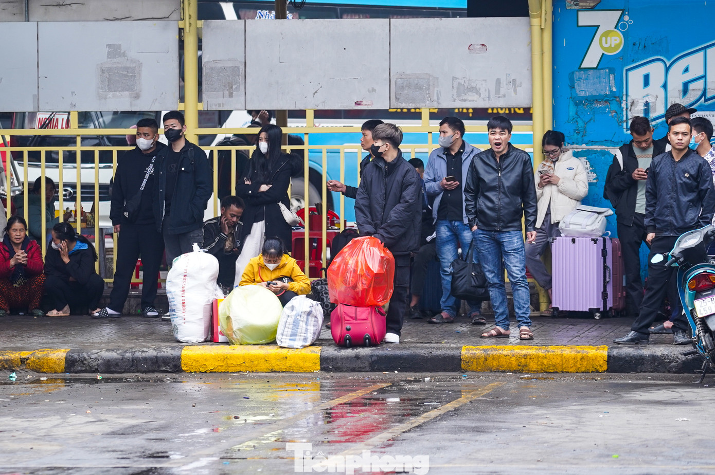 Tại bến xe Mỹ Đình, nhiều tuyến xe đi các tỉnh Quảng Ninh, Bắc Giang, Lào Cai... luôn trong tình trạng đông đúc, chật kín người và xe. Tại bến xe Mỹ Đình, nhiều tuyến xe đi các tỉnh Quảng Ninh, Bắc Giang, Lào Cai... luôn trong tình trạng đông đúc, chật kín người và xe.
