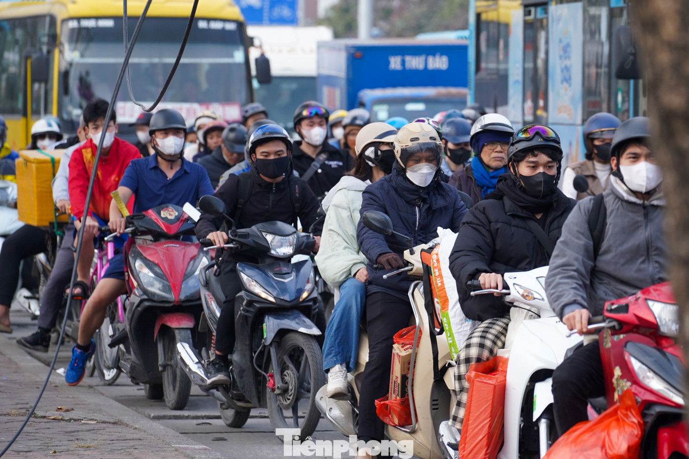 Người dân di chuyển chậm trên đường Giải Phóng lúc 17h. Người dân di chuyển chậm trên đường Giải Phóng lúc 17h.