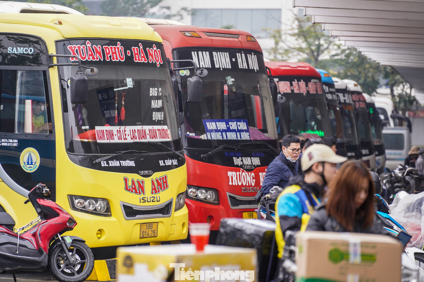 Ông Phạm Mạnh Hùng, Giám đốc Công ty Cổ phần bến xe Hà Nội cho biết: "Nhu cầu đi lại của hành khách trong dịp này sẽ dàn đều trong đợt, tập trung cao hơn trong các ngày 20 - 22/1 và 24 - 27/1. Dự kiến lượng khách qua bến trong thời gian cao điểm sẽ tăng khoảng 250% so với ngày thường, đối với một số tuyến có thể xảy ra tình trạng ùn tắc cục bộ". Ông Phạm Mạnh Hùng, Giám đốc Công ty Cổ phần bến xe Hà Nội cho biết: "Nhu cầu đi lại của hành khách trong dịp này sẽ dàn đều trong đợt, tập trung cao hơn trong các ngày 20 - 22/1 và 24 - 27/1. Dự kiến lượng khách qua bến trong thời gian cao điểm sẽ tăng khoảng 250% so với ngày thường, đối với một số tuyến có thể xảy ra tình trạng ùn tắc cục bộ".