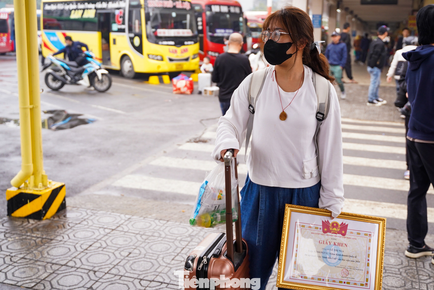 Bạn Lê Thị Nga (Hưng Yên) cho biết: "Mình mới lên Đại học, không có gì mang về cho mẹ ngoài tờ giấy khen này. 9h sáng, vừa học xong tiết cuối cùng là mình ôm đồ ra bến xe luôn để về với gia đình". Bạn Lê Thị Nga (Hưng Yên) cho biết: "Mình mới lên Đại học, không có gì mang về cho mẹ ngoài tờ giấy khen này. 9h sáng, vừa học xong tiết cuối cùng là mình ôm đồ ra bến xe luôn để về với gia đình".
