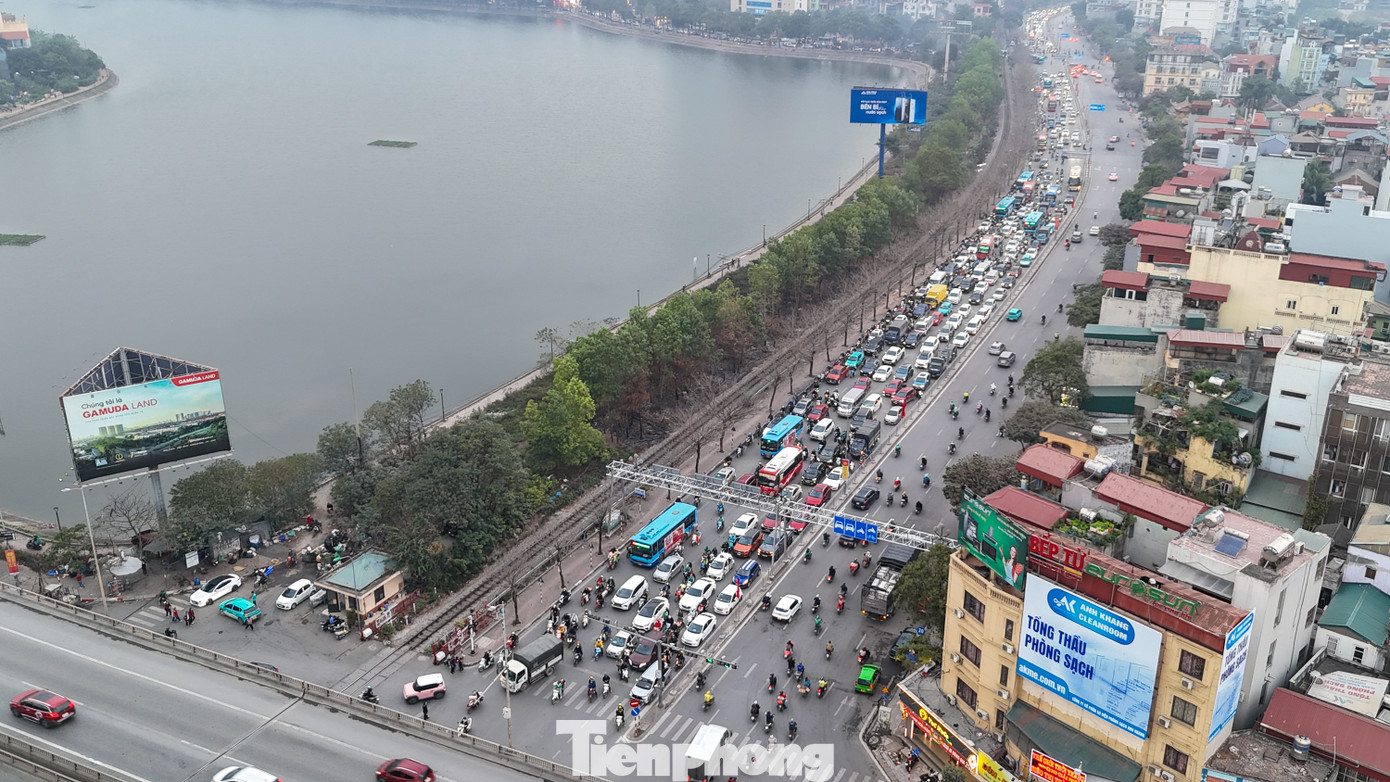 Dòng phương tiện nối đuôi nhau rời Thủ đô. Dòng phương tiện nối đuôi nhau rời Thủ đô.