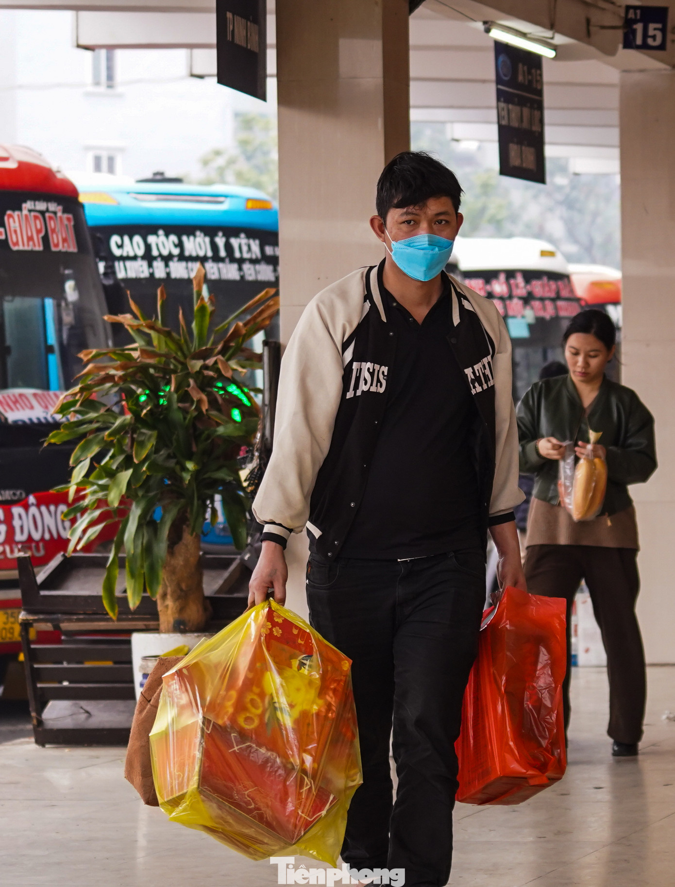 Người dân ai nấy đều lỉnh kỉnh đồ đạc. Người dân ai nấy đều lỉnh kỉnh đồ đạc.