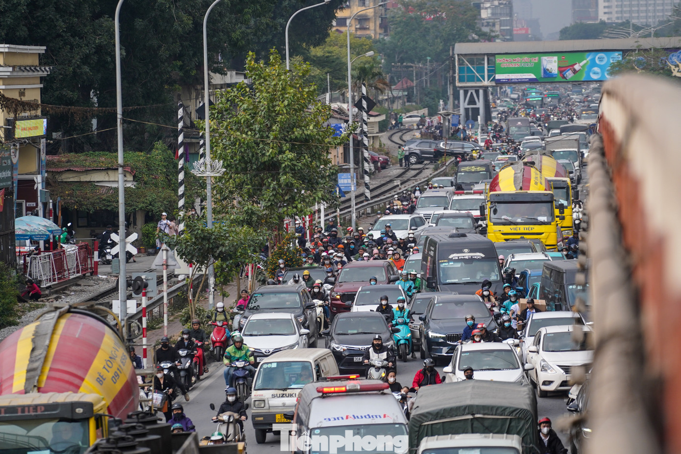 Khu vực cầu vượt ngã tư Giải Phóng - Trường Chinh lúc hơn 16h cũng đông nghịt phương tiện hướng về bến xe Nước Ngầm. Khu vực cầu vượt ngã tư Giải Phóng - Trường Chinh lúc hơn 16h cũng đông nghịt phương tiện hướng về bến xe Nước Ngầm.