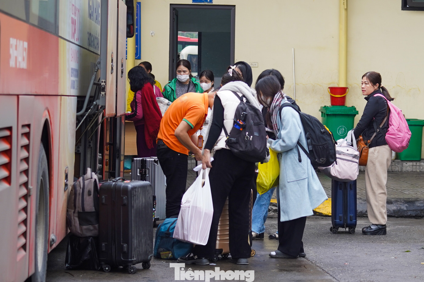 Tại bến xe Mỹ Đình, nhiều tuyến xe đi các tỉnh Quảng Ninh, Bắc Giang, Lào Cai... luôn trong tình trạng đông đúc, chật kín người và xe. Tại bến xe Mỹ Đình, nhiều tuyến xe đi các tỉnh Quảng Ninh, Bắc Giang, Lào Cai... luôn trong tình trạng đông đúc, chật kín người và xe.