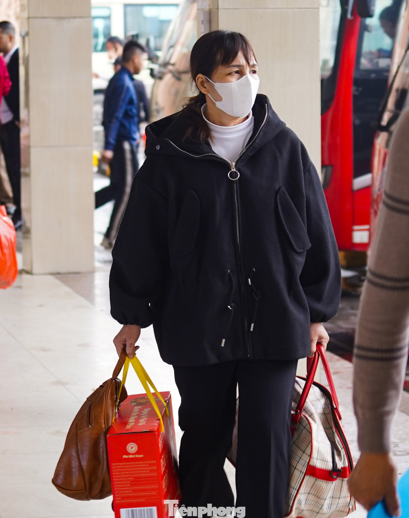 Người dân ai nấy đều lỉnh kỉnh đồ đạc. Người dân ai nấy đều lỉnh kỉnh đồ đạc.