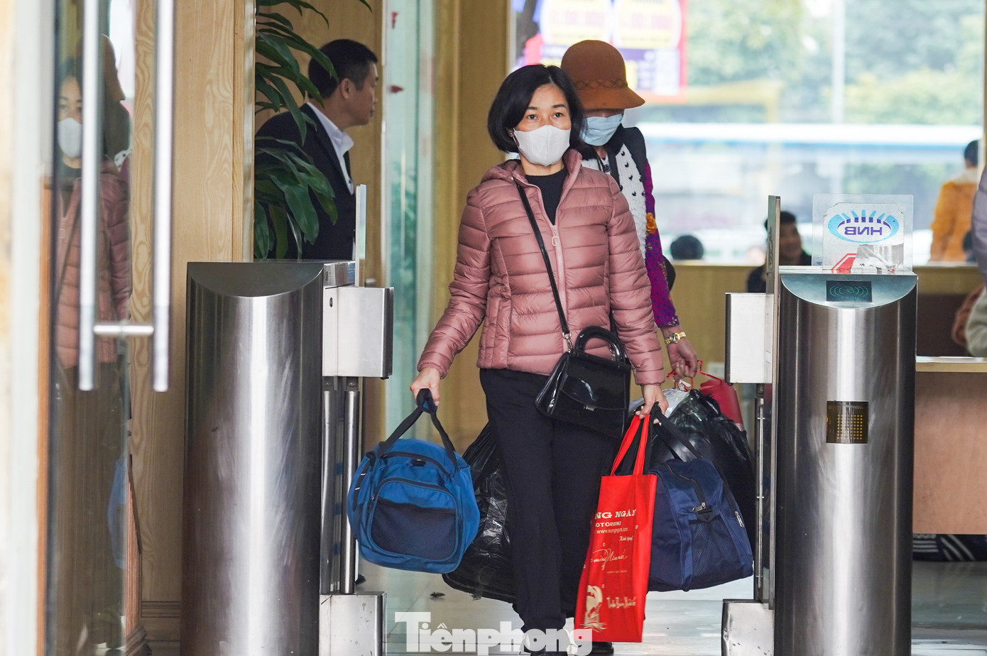 Càng về trưa, lượng hành khách đổ về bến xe càng đông hơn. Càng về trưa, lượng hành khách đổ về bến xe càng đông hơn.