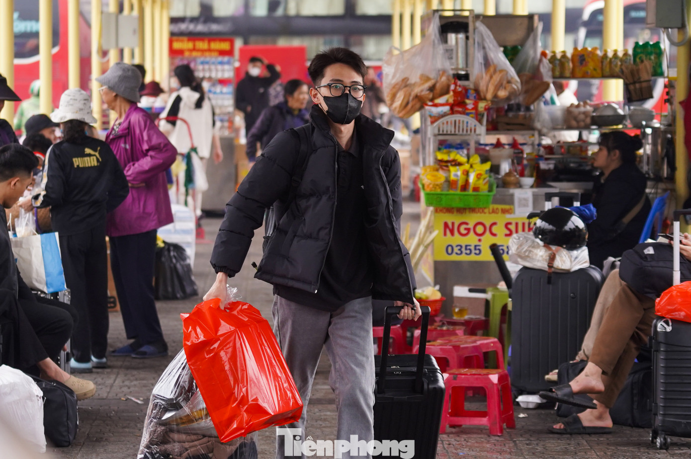 Người dân ai nấy đều lỉnh kỉnh đồ đạc. Người dân ai nấy đều lỉnh kỉnh đồ đạc.