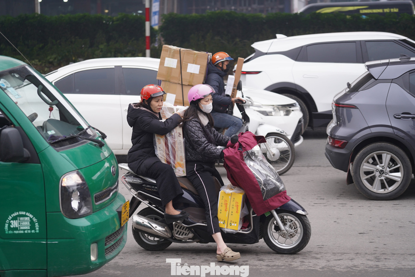 Người dân tại các tỉnh ven Hà Nội như Hà Nam, Nam Định đi xe máy theo quốc lộ 1 (cũ) về quê nghỉ Tết, mang theo lỉnh kỉnh đồ đạc. Người dân tại các tỉnh ven Hà Nội như Hà Nam, Nam Định đi xe máy theo quốc lộ 1 (cũ) về quê nghỉ Tết, mang theo lỉnh kỉnh đồ đạc.