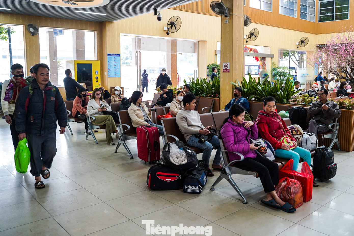 Theo ghi nhận của PV Tiền Phong, ngay từ đầu giờ sáng 24/1 (tức 25 tháng Chạp), từng đoàn người đổ về các bến xe lớn của Thủ đô. Theo ghi nhận của PV Tiền Phong, ngay từ đầu giờ sáng 24/1 (tức 25 tháng Chạp), từng đoàn người đổ về các bến xe lớn của Thủ đô.