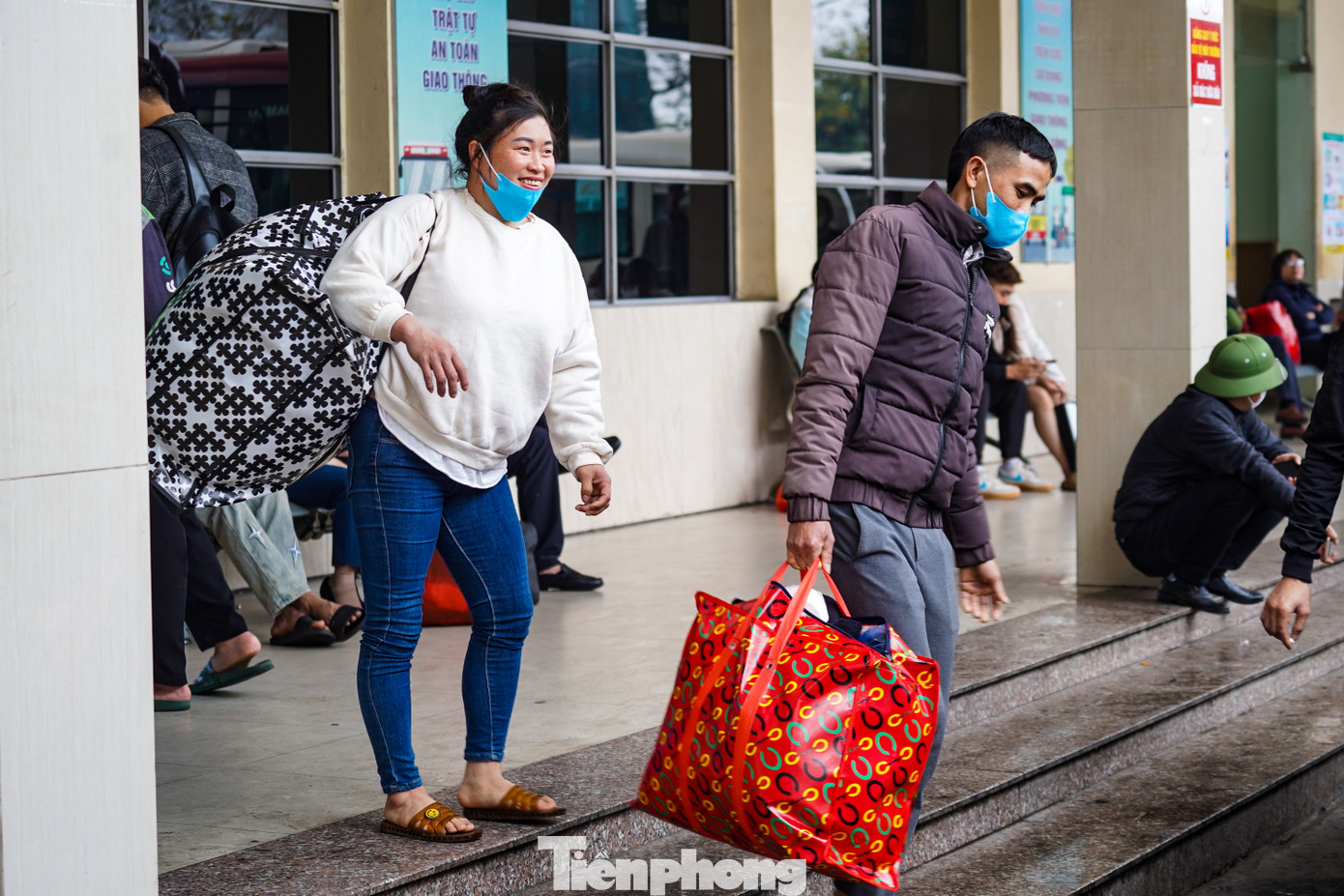 Kỳ nghỉ Tết năm nay, người dân cả nước được nghỉ 9 ngày, hôm nay 24/1 là ngày làm việc cuối cùng nhưng từ đầu giờ sáng, đông người dân di chuyển đến các bến xe để về quê sớm. Kỳ nghỉ Tết năm nay, người dân cả nước được nghỉ 9 ngày, hôm nay 24/1 là ngày làm việc cuối cùng nhưng từ đầu giờ sáng, đông người dân di chuyển đến các bến xe để về quê sớm.