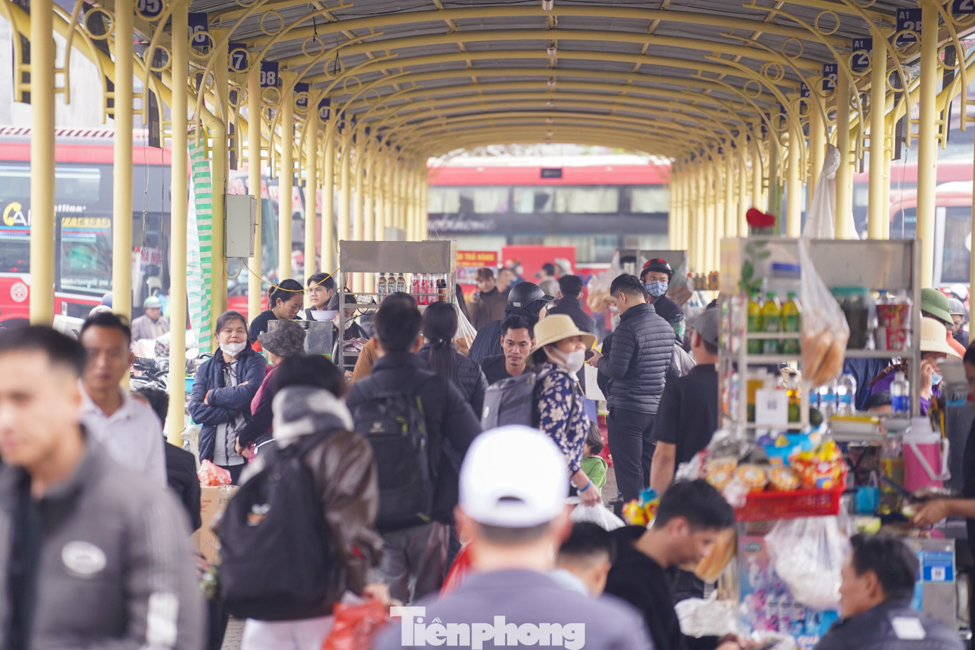 Tương tự, tại bến xe Giáp Bát, lượng hành khách lúc 12h trưa cũng bắt đầu đông đúc. Tương tự, tại bến xe Giáp Bát, lượng hành khách lúc 12h trưa cũng bắt đầu đông đúc.