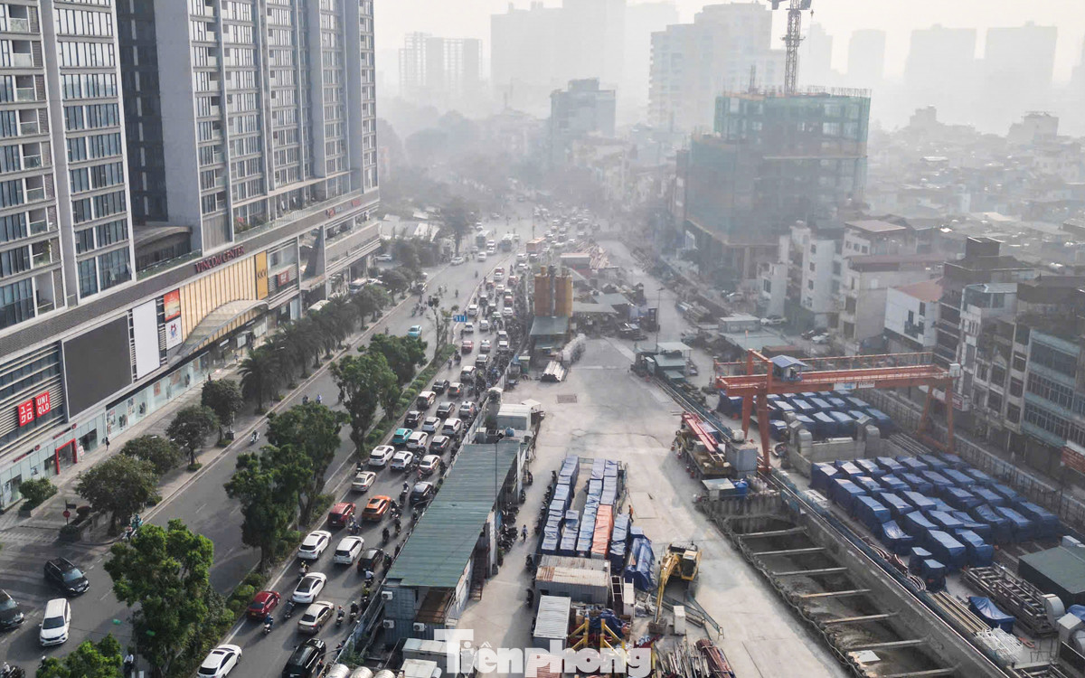 Dòng xe di chuyển chậm chạp từ Đào Tấn hướng về phố Nguyễn Thái Học trong màn sương mờ đục cùng với hàng loạt ống pô xả khói của các phương tiện dùng xăng, dầu. "Chỉ cần ra đường 10 phút là quần áo có mùi khét lẹt", một nhân viên văn phòng chia sẻ.