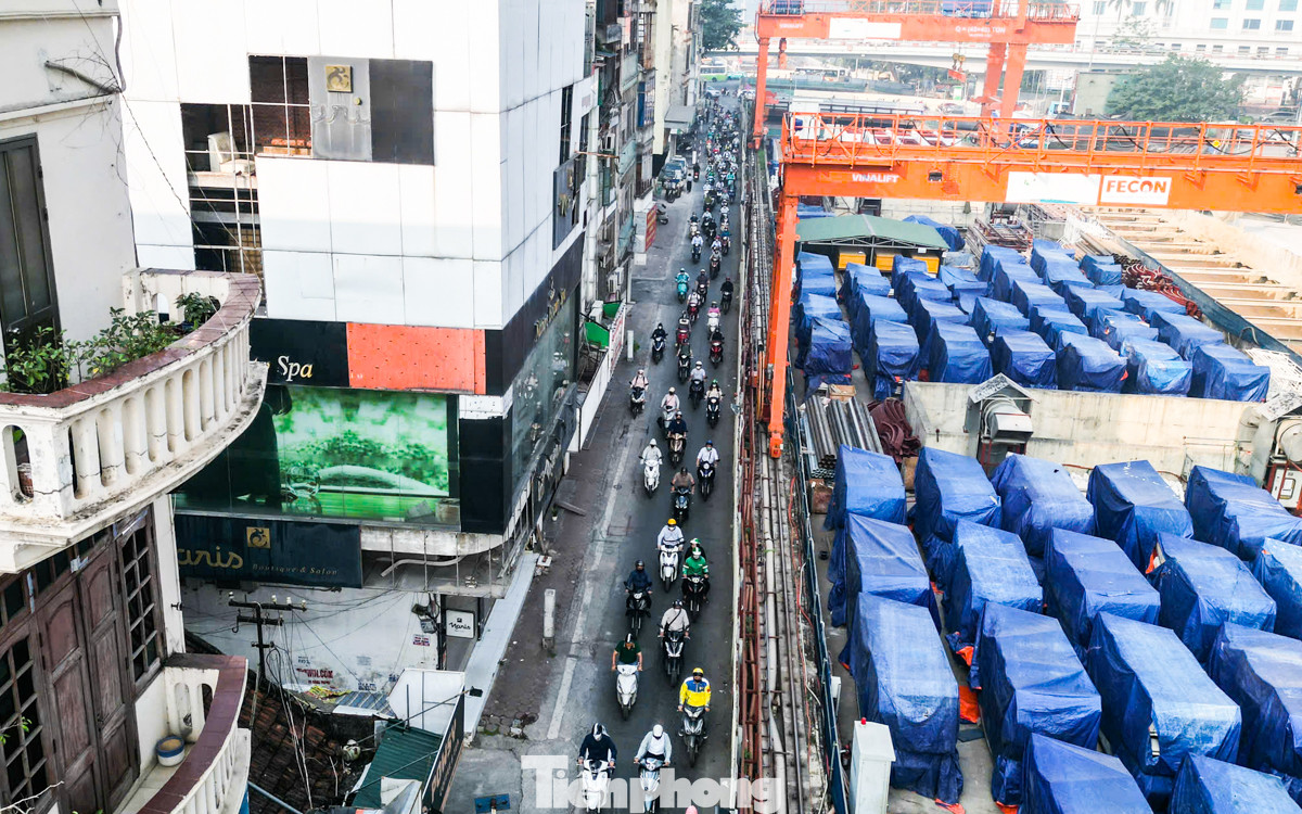 Anh Lê Văn Dũng (quận Cầu Giấy, Hà Nội) cho biết: "Tình trạng ùn ứ giao thông xảy ra thường xuyên vào giờ cao điểm sáng và chiều tối, để qua được đường Kim Mã có ngày phải chờ đến 30 phút".