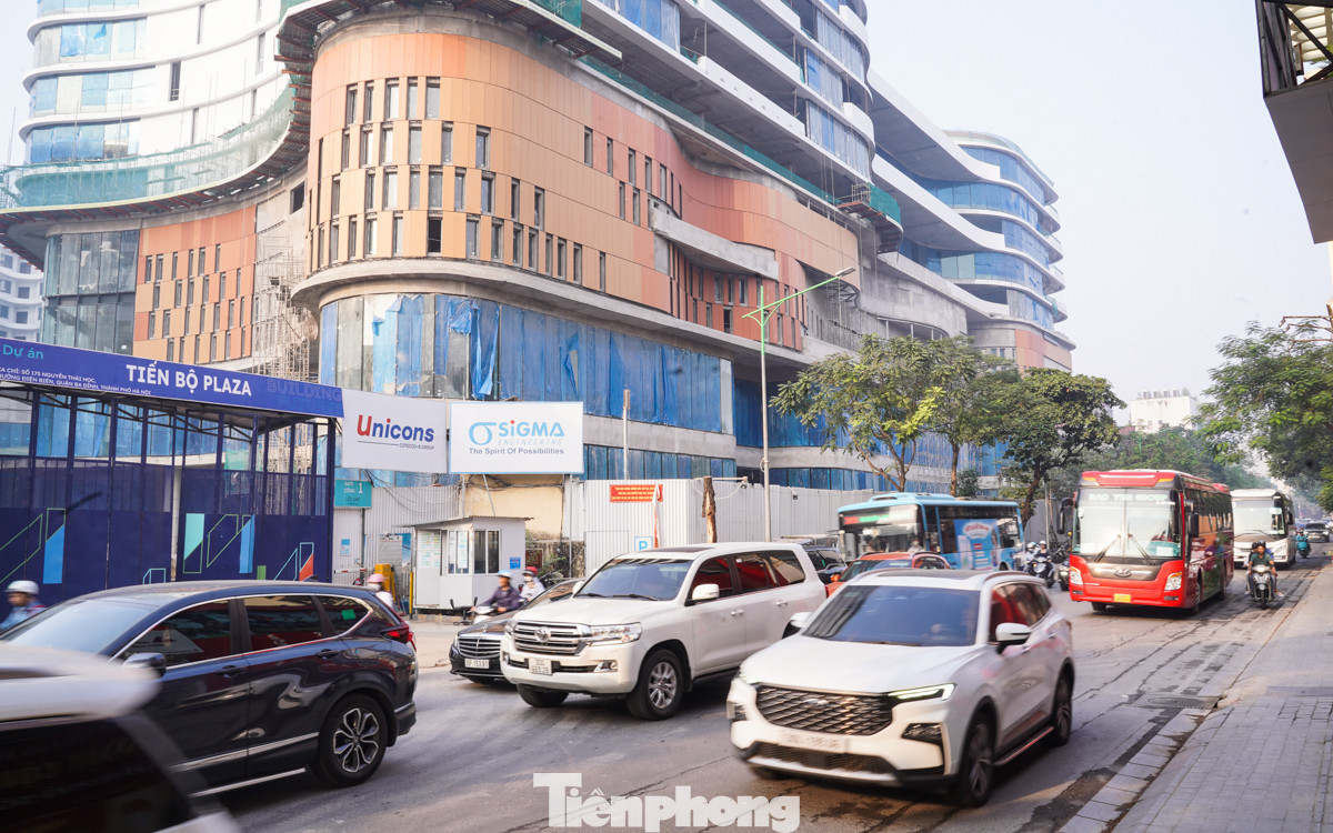 Trên tuyến đường còn có công trình đang xây dựng, thường xuyên có người và xe ra vào cũng làm giảm tốc độ lưu thông của dòng xe, đồng thời gia tăng khói bụi ảnh hưởng tới môi trường.