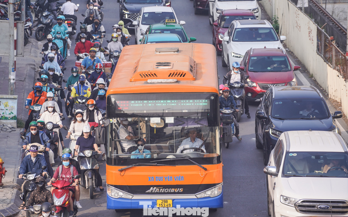 Đường Kim Mã (hướng từ Cầu Giấy đến đoạn giao với phố Ngọc Khánh) đang được quây rào để phục vụ khu vực thi công đoạn ngầm tuyến ga Metro Nhổn - ga Hà Nội, phần đường bị thu hẹp còn khoảng 3 mét, nhiều đoạn cấm ô tô lưu thông.