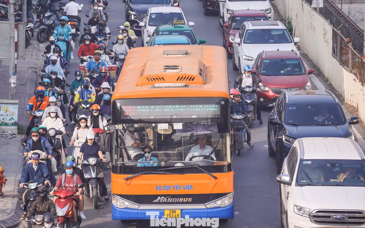 Đường Kim Mã (hướng từ Cầu Giấy đến đoạn giao với phố Ngọc Khánh) đang được quây rào để phục vụ khu vực thi công đoạn ngầm tuyến ga Metro Nhổn - ga Hà Nội, phần đường bị thu hẹp còn khoảng 3 mét, nhiều đoạn cấm ô tô lưu thông.