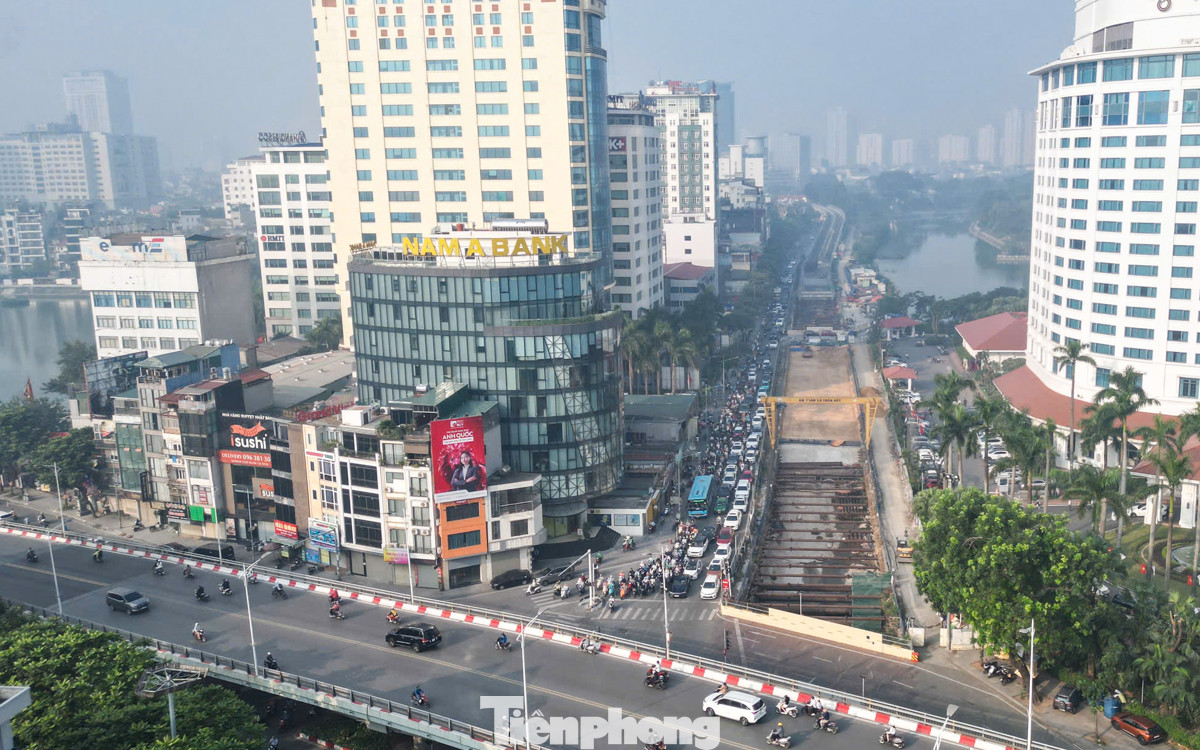 Ghi nhận trên tuyến Đào Tấn - Kim Mã - Nguyễn Thái Học (quận Ba Đình), vào đầu giờ sáng người dân di chuyển rất khó khăn, nhất là qua các nút ngã tư như Đào Tấn - Nguyễn Chí Thanh; Kim Mã - Giang Văn Minh; ngã tư Nguyễn Thái Học - Lê Duẩn.