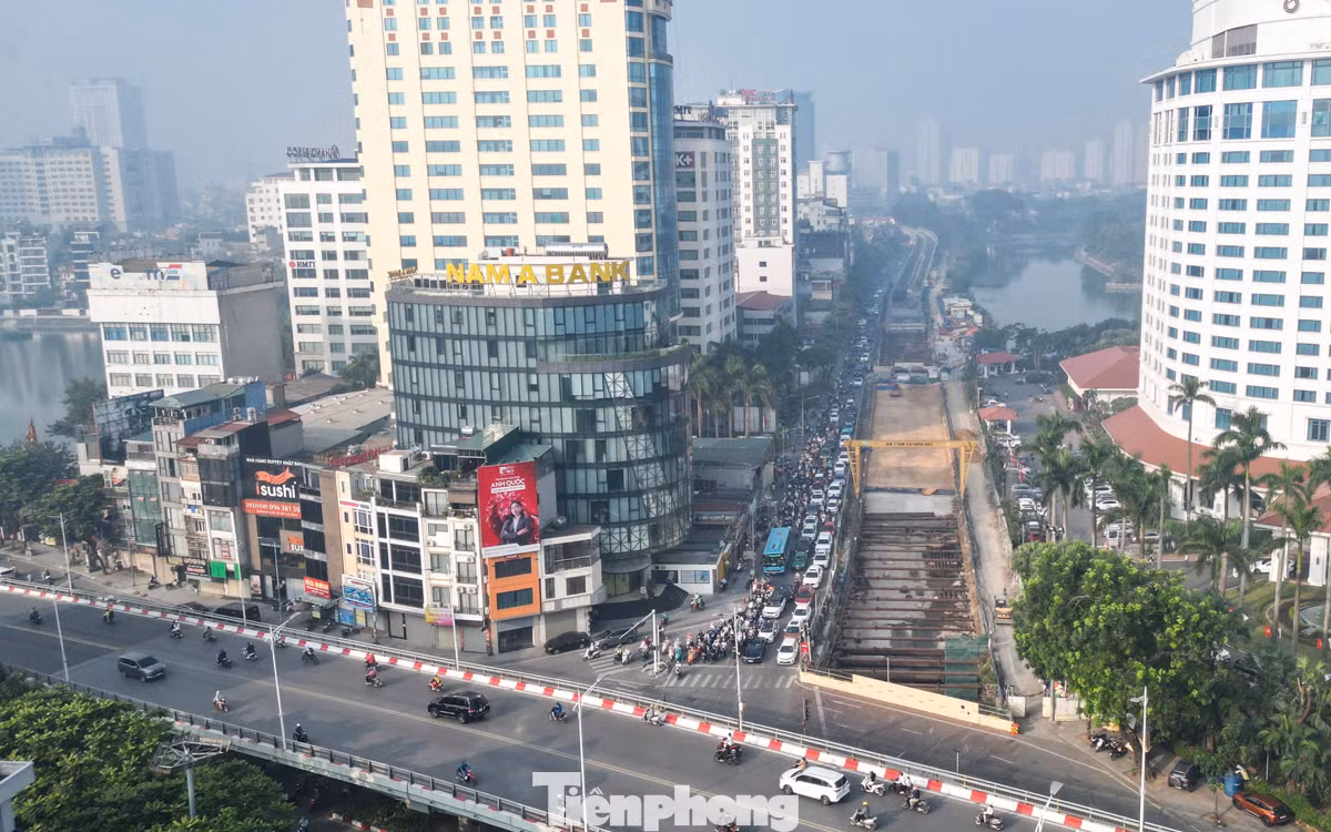 Ghi nhận trên tuyến Đào Tấn - Kim Mã - Nguyễn Thái Học (quận Ba Đình), vào đầu giờ sáng người dân di chuyển rất khó khăn, nhất là qua các nút ngã tư như Đào Tấn - Nguyễn Chí Thanh; Kim Mã - Giang Văn Minh; ngã tư Nguyễn Thái Học - Lê Duẩn.