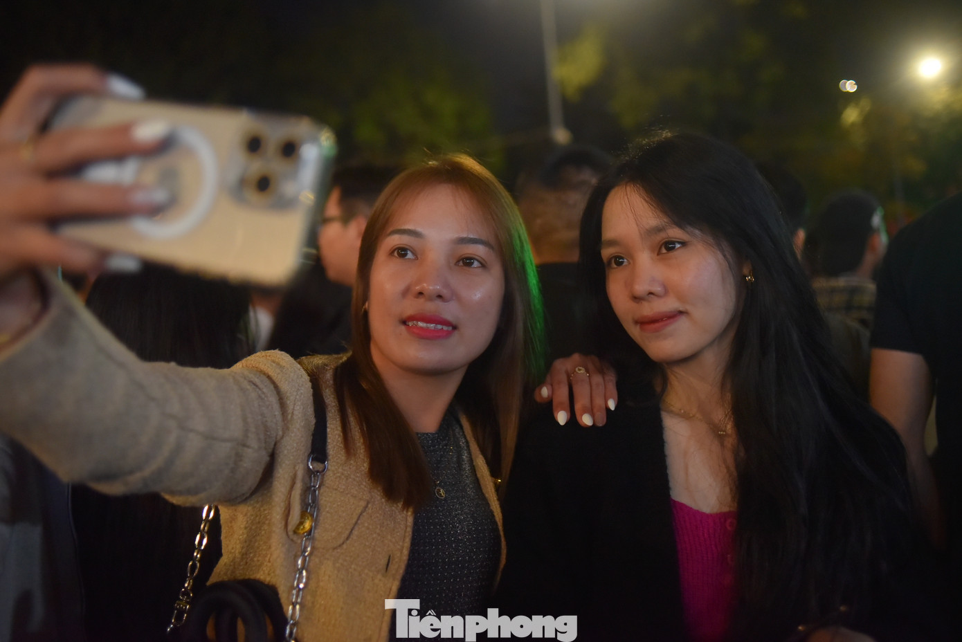 "Không nghĩ đông như thế, mình sợ tí chơi xong không tìm được lối về", chị Nguyễn Thu Hằng chia sẻ.