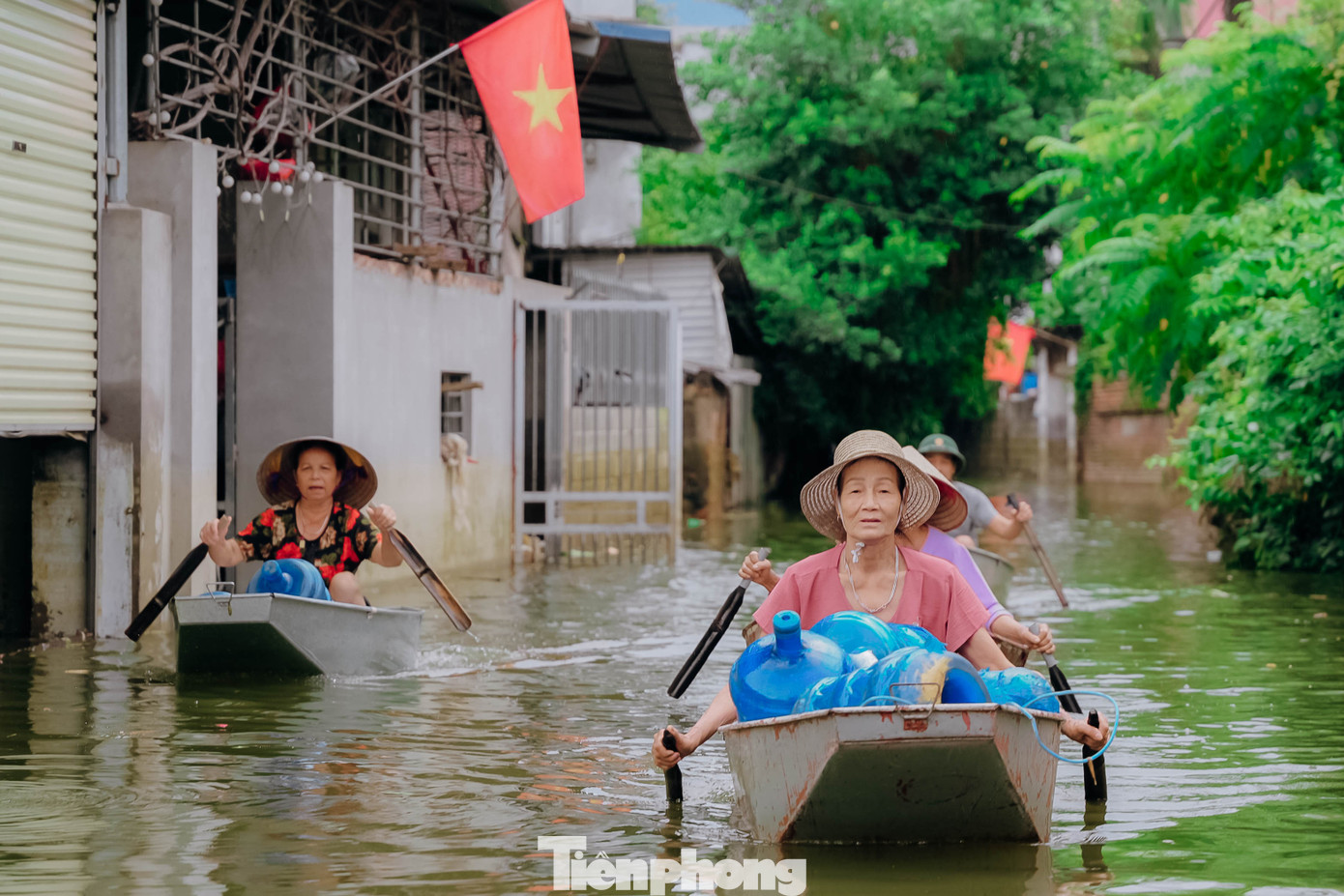 Nước sạch trở nên quý giá, được người dân chắt chiu dùng cho ăn uống, sinh hoạt.