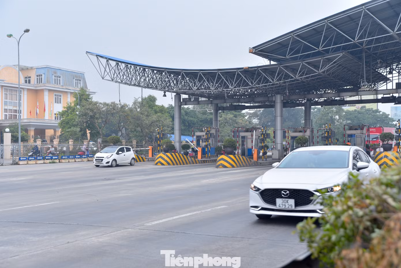 Tại trạm thu phí BOT Pháp Vân - Cầu Giẽ, lưu lượng phương tiện không tăng đột biến. Các phương tiện di chuyển thuận tiện.