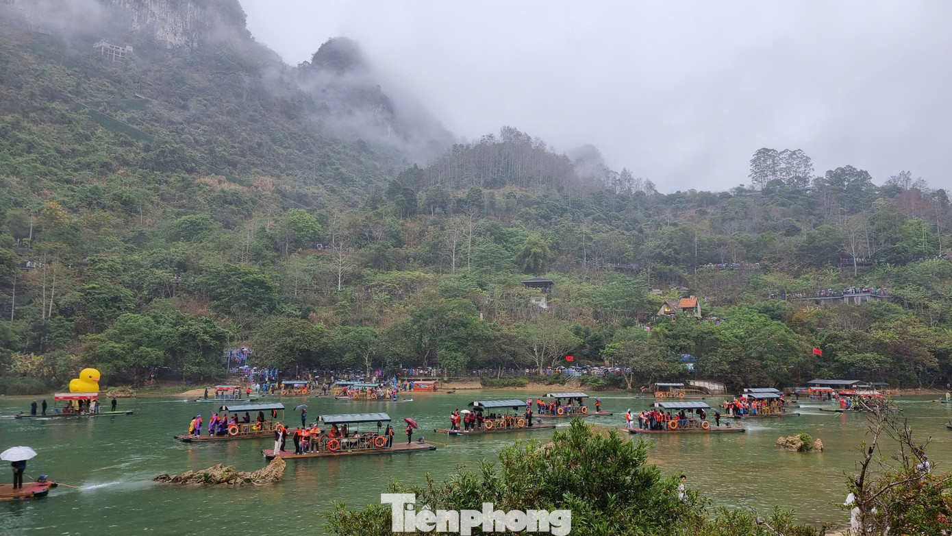 Từ thác Bản Giốc, du khách có thể tham quan thêm nhiều điểm du lịch nổi tiếng của Cao Bằng như động Ngườm Ngao, khu di tích Pác Bó, chùa Phật Tích Trúc Lâm Bản Giốc.