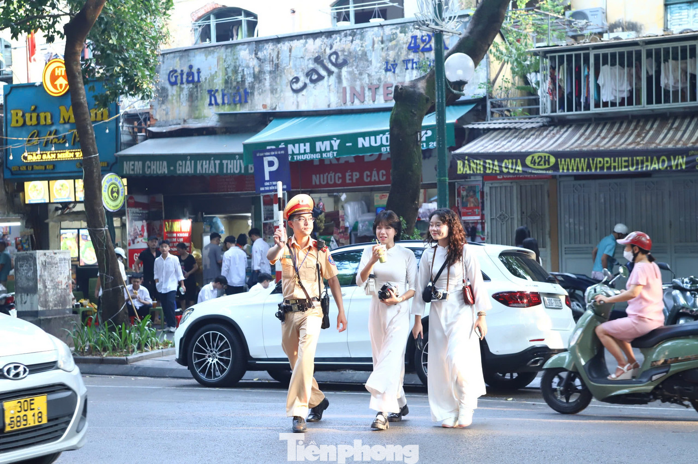 Lực lượng chức năng hỗ trợ học sinh sang đường.