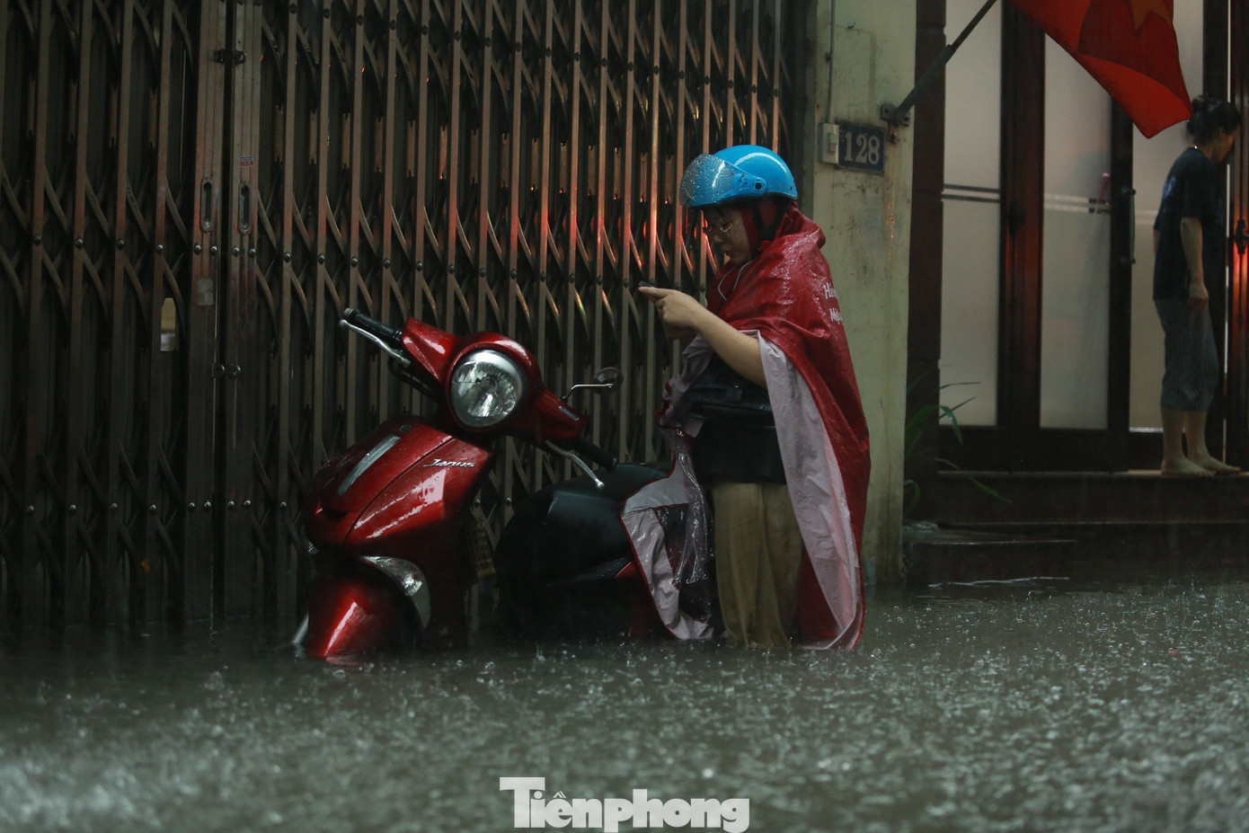 Nhiều nơi ngập sâu hơn 50cm, nước lên cao gần hết bánh xe máy.